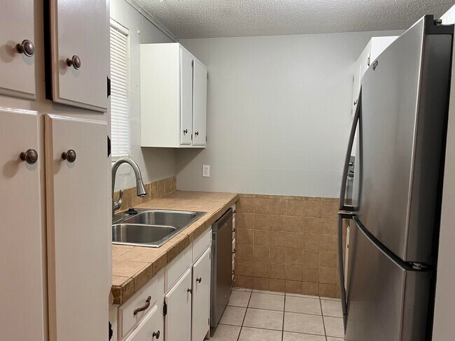 Building Photo - 710 W Cantu Rd