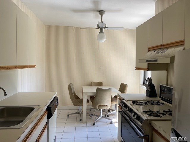 Foto del edificio - 300 Cedarhurst Ave
