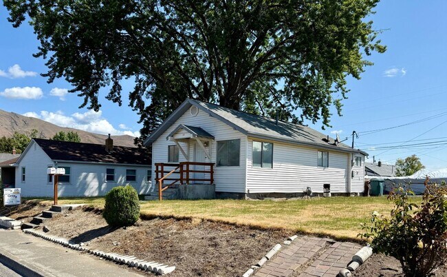 Foto del edificio - For Rent: 2 Bedroom, 1 Bathroom Home with Garage and Large Yard