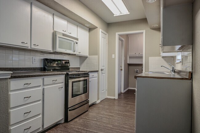 Foto del edificio - 3 Bedroom 2 Bath Home Ready 7/10!