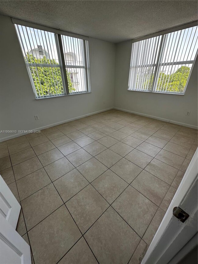 Foto del edificio - 486 NW 165th St