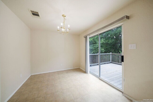 Building Photo - 3 Bedroom 2 Bathrooms located in Park Plac...