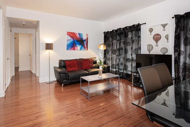 Photo du bâtiment - 244 Rue De la Gauchetière O