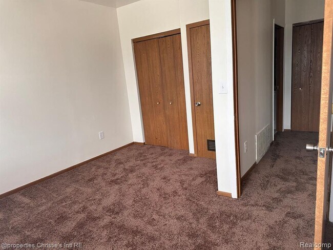 Foto del edificio - 590 Parkview Dr
