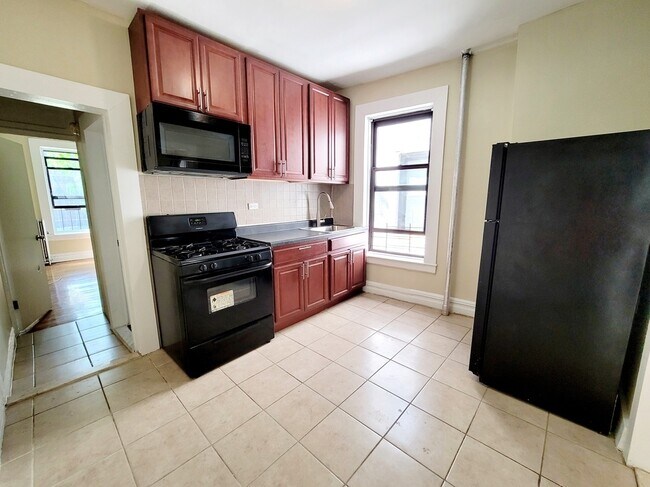Building Photo - 558 Parkside Ave