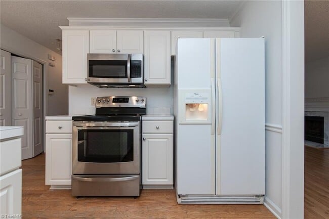 All appliances and Laundry by the kitchen - 3333 Timberwolf Ave