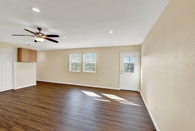 Building Photo - 207 Oakwood Loop