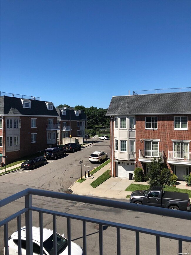 Building Photo - 313-13 Soundview Ln