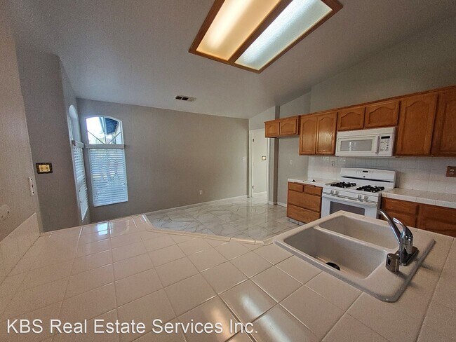 Foto del edificio - 3 br, 2 bath House - 8808 Hoodsport Ave.