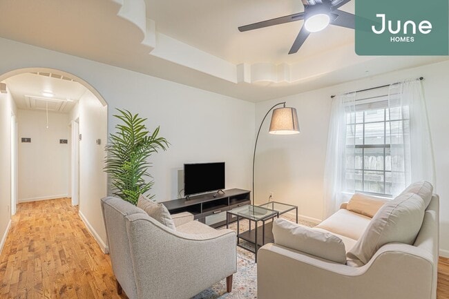 Building Photo - ROOM ONLY in 4-bed/2.0-bath Home
