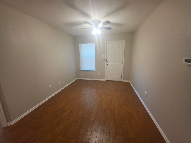 Foto del edificio - Room in Duplex on Arbor Ave