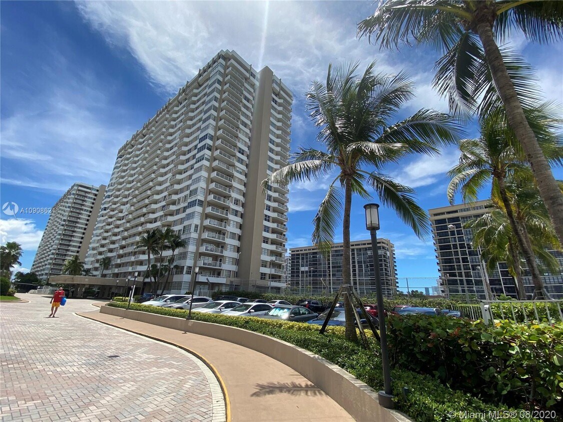 Foto principal - 1985 S Ocean Dr