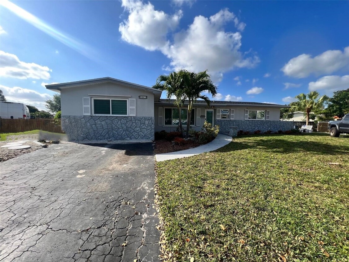 Foto principal - 8441 NW 18th St