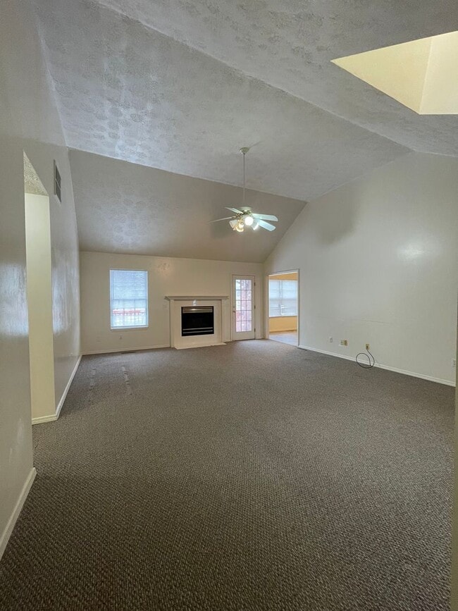 Foto del edificio - Excellent location - Wonderful all brick contemporary ranch styled home