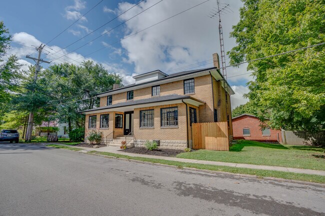 Building Photo - 216 S Park St