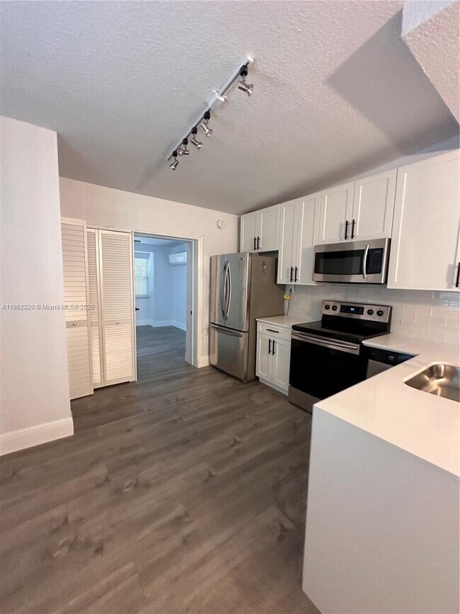 Foto del edificio - 1733 SW 13th St