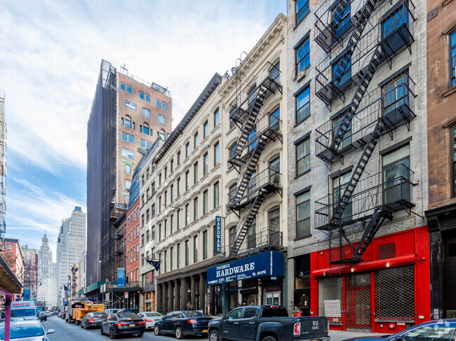 Building Photo - 150-152 Chambers St