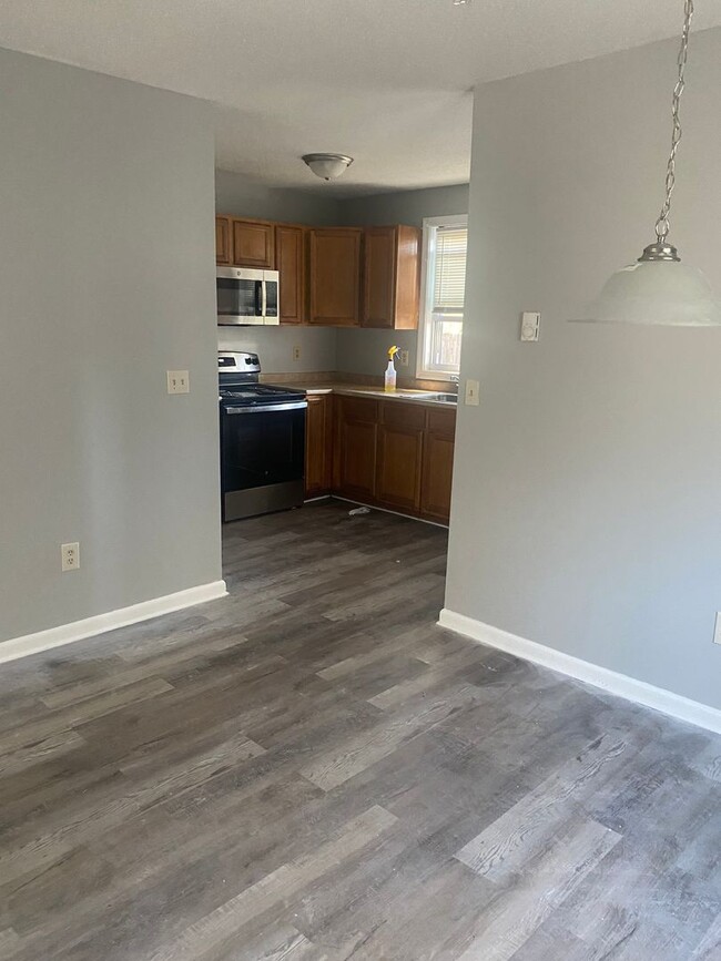 Building Photo - 3 Bedroom Fully Renovated Duplex!!