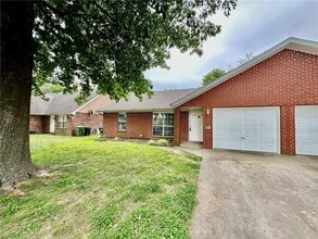 Building Photo - 802 E Kara Ln