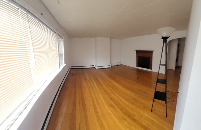 Livingroom - 618 Biggs Ave