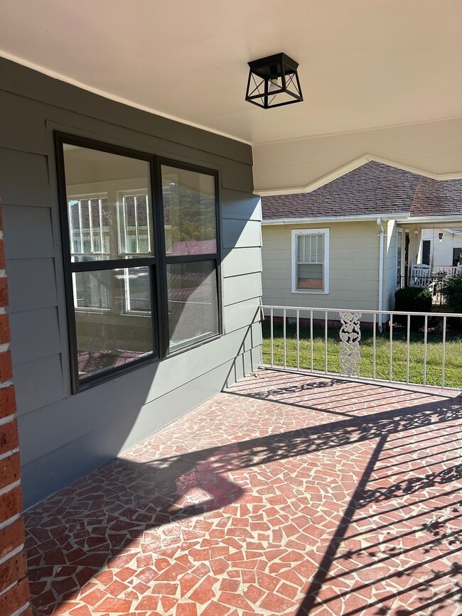 Building Photo - 105 Cross St