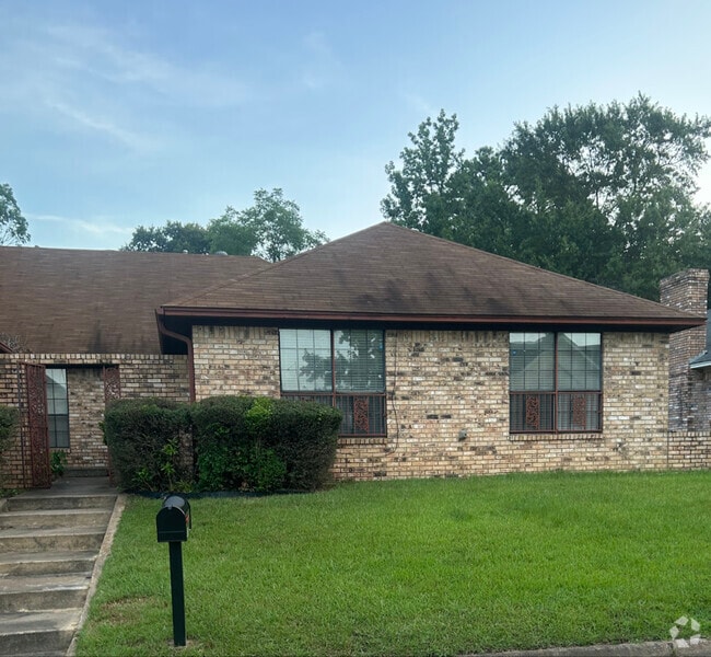 Building Photo - 310 Brookwood Dr