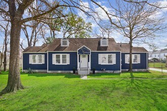 Building Photo - 801 Woodcrest Dr