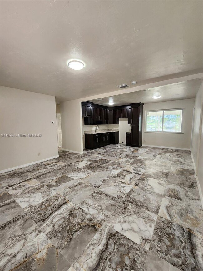 Foto del edificio - 1050 NW 85th St