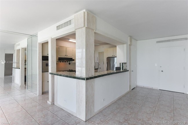 Building Photo - 1 br, 2 bath Condo - 5055 Collins Ave Apt 9M