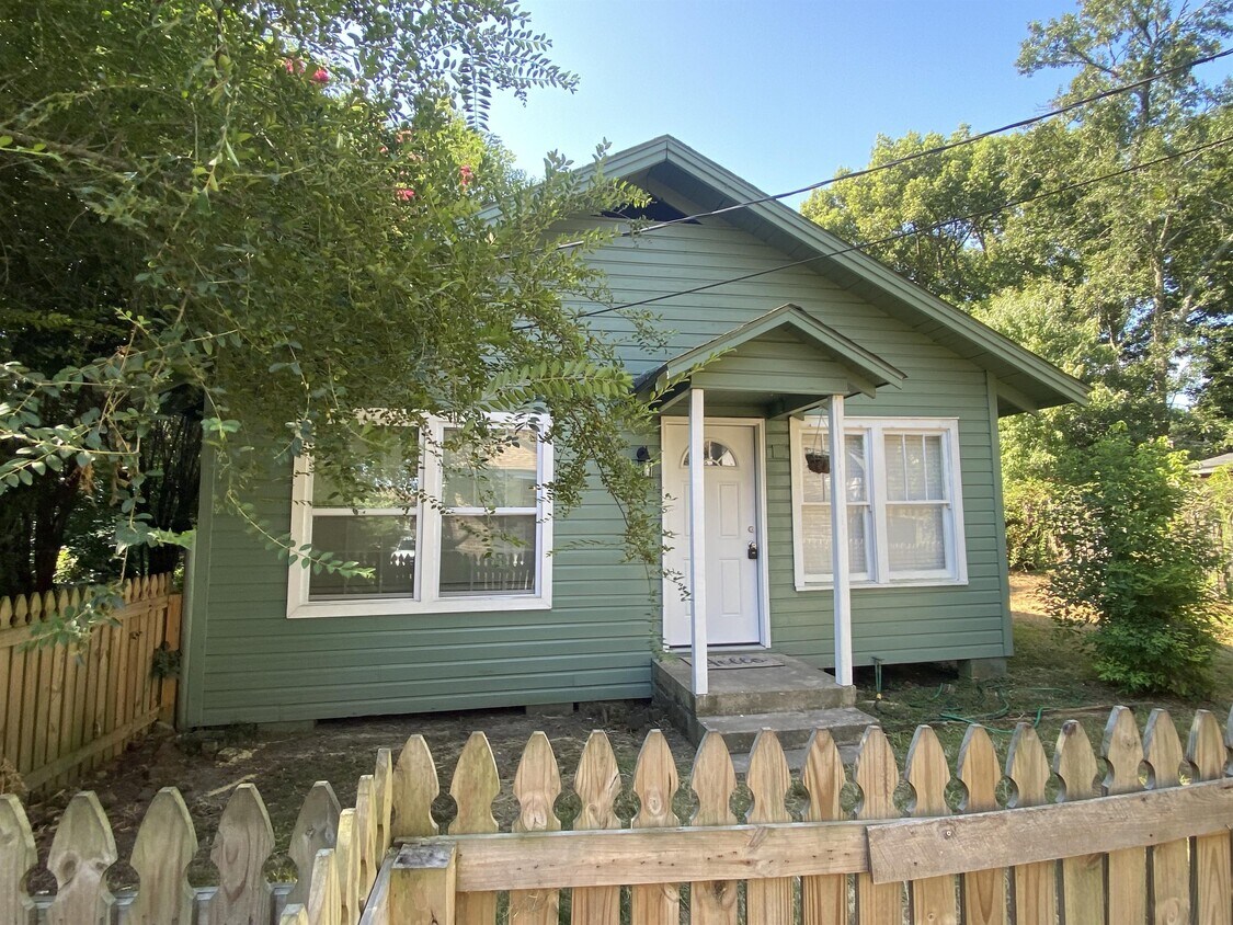 Primary Photo - 1921 Clearmont St