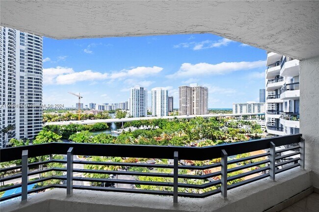 Building Photo - 3600 Mystic Pointe Dr
