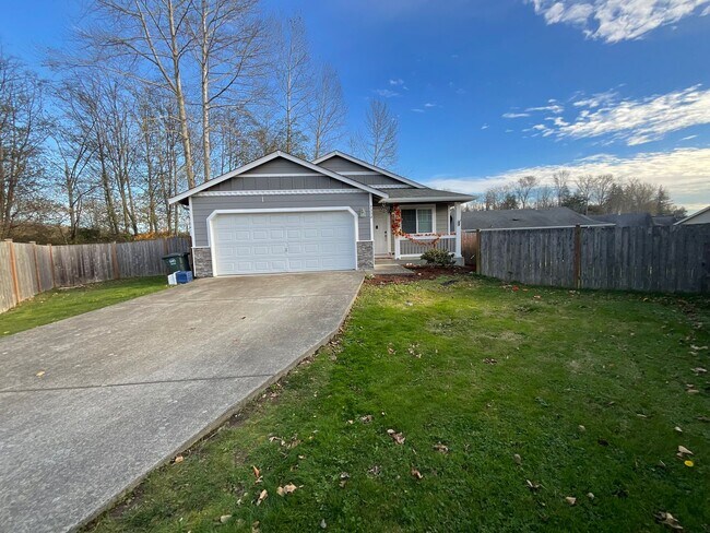 Foto del edificio - 3 Bed, 2 Bath Home with Large Fenced Lot