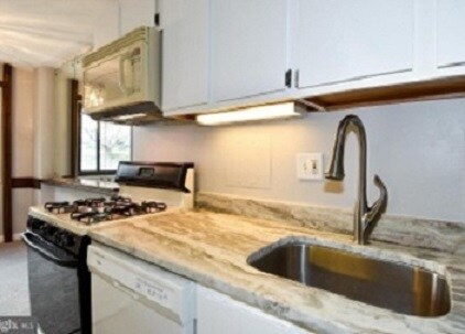 Kitchen - 1200 S Arlington Ridge Rd