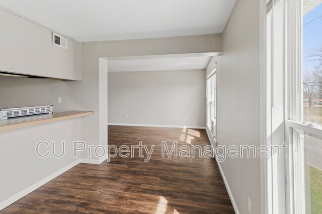 Foto del edificio - 1605 N Willow Rd