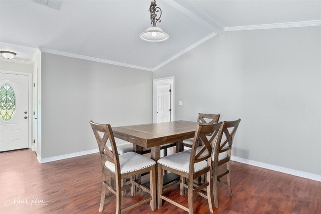 Building Photo - "Charming 3-Bed Sanctuary with 2 Full Bath...