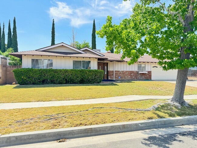 Building Photo - Westside 3+2 In Quiet Neighborhood