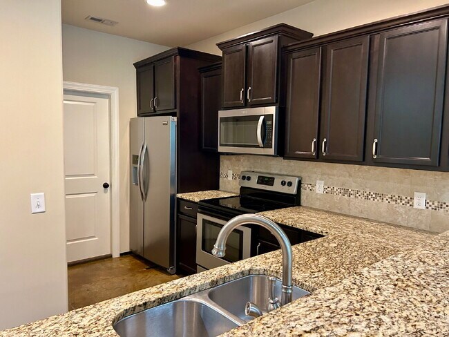 Foto del edificio - 2BD 2BA GROUND LEVEL DUPLEX WITH GARAGE FO...