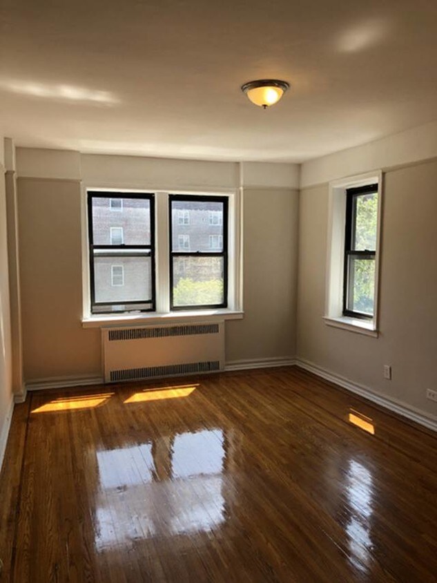 Foto principal - 86-15 Elmhurst Ave