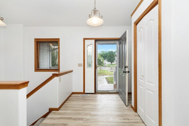 Building Photo - Large Family home For rent!