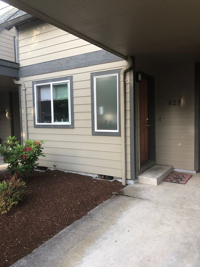 Building Photo - 827 SW Maple Tree Dr