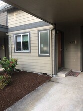 Building Photo - 827 SW Maple Tree Dr