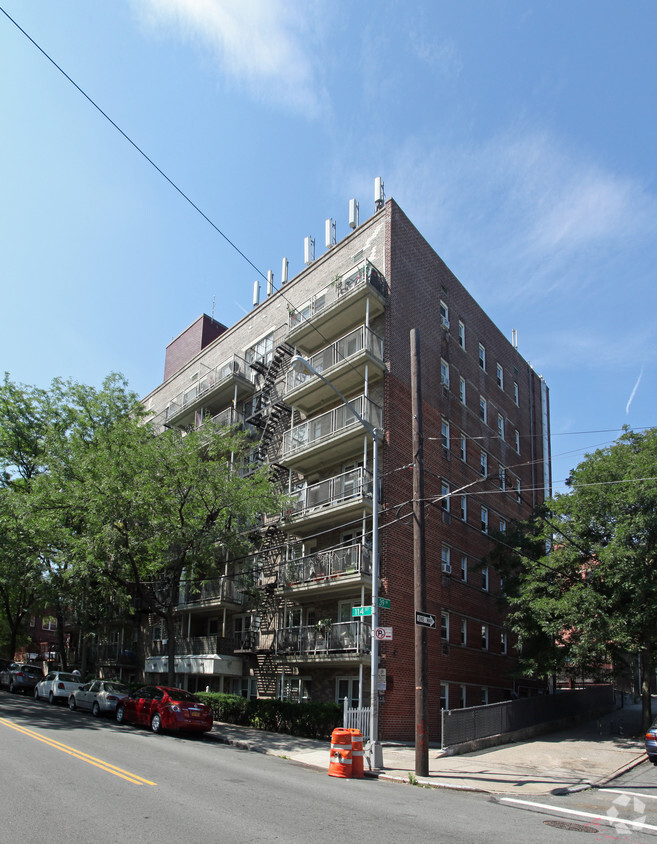 Primary Photo - 39-06 114th St