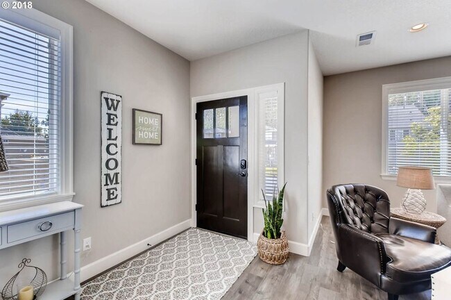 Foto del edificio - Newer Three Bedroom Spacious Home with Ope...