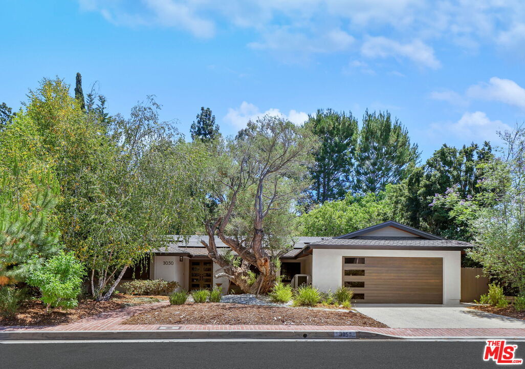 Foto principal - 3050 Arrowhead Dr