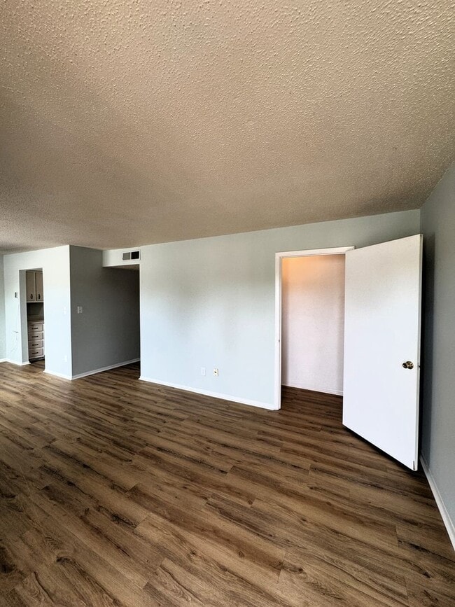 Building Photo - Move-In Special!!!