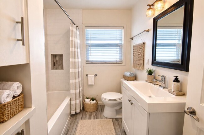 Foto del edificio - Prime North Park Living – Stylish Upstairs Corner 1-Bedroom!