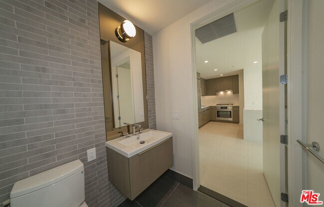 Building Photo - 889 Francisco St