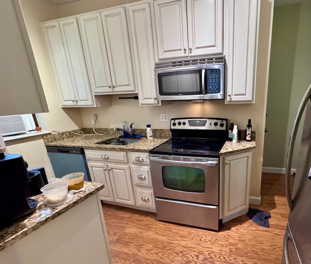 Foto principal - UPDATED BRIGHTON 2 BEDROOM WITH GRANITE & ...