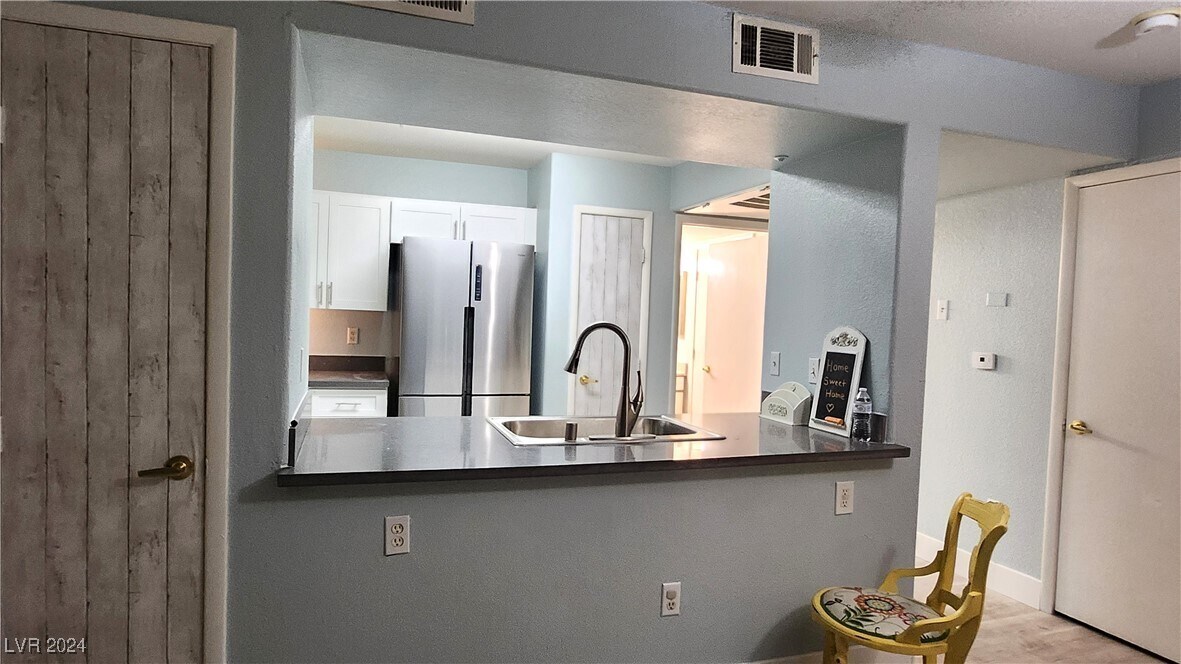 Foto principal - 2300 E Silverado Ranch Blvd