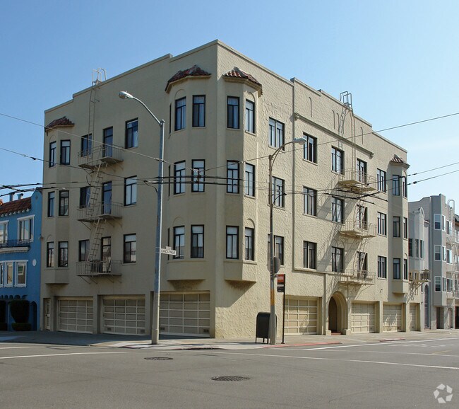 Building Photo - 2490 Chestnut St
